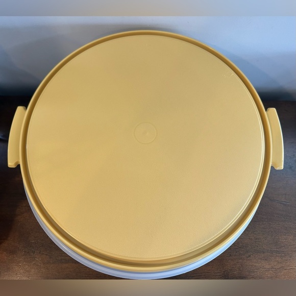 Tupperware 12” Cake Carrier Gold Base 1256-4 Handle 1258-7 Sheer Lid 1257-6 Vtg. - Picture 8 of 14